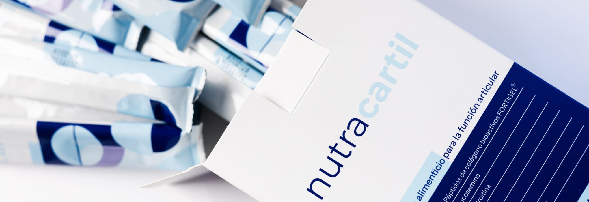Sticks de Nutracartil junto a caja del complemento alimenticio